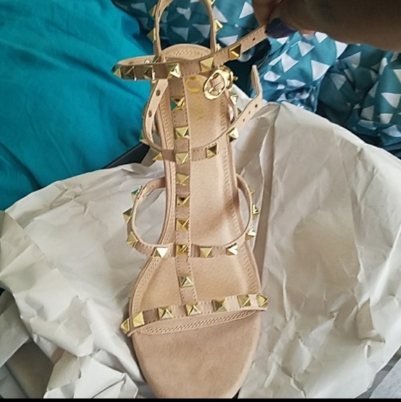 Nice pair of studded pumps - Picture 2 of 7